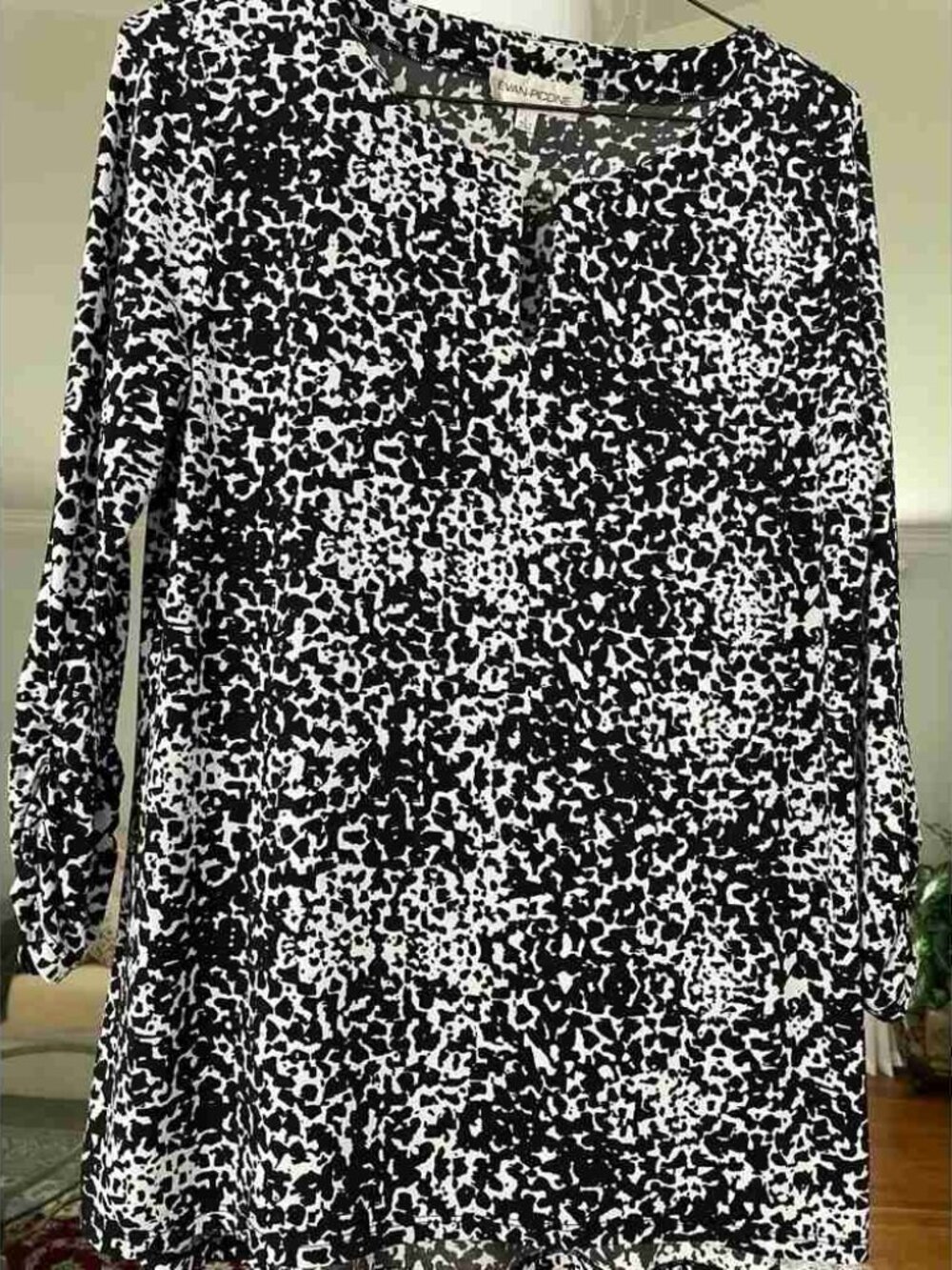 Evan Picone women’s black and white long sleeve Rushed. Blouse size large . - Picture 1 of 4